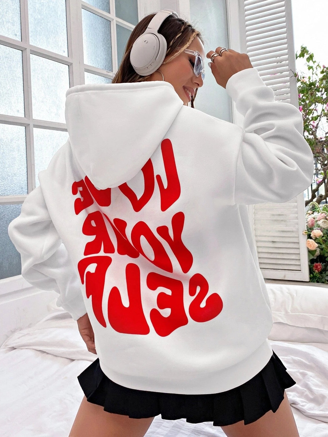 Sudadera Oversized con Mensaje Inspirador: 'Love yourself'