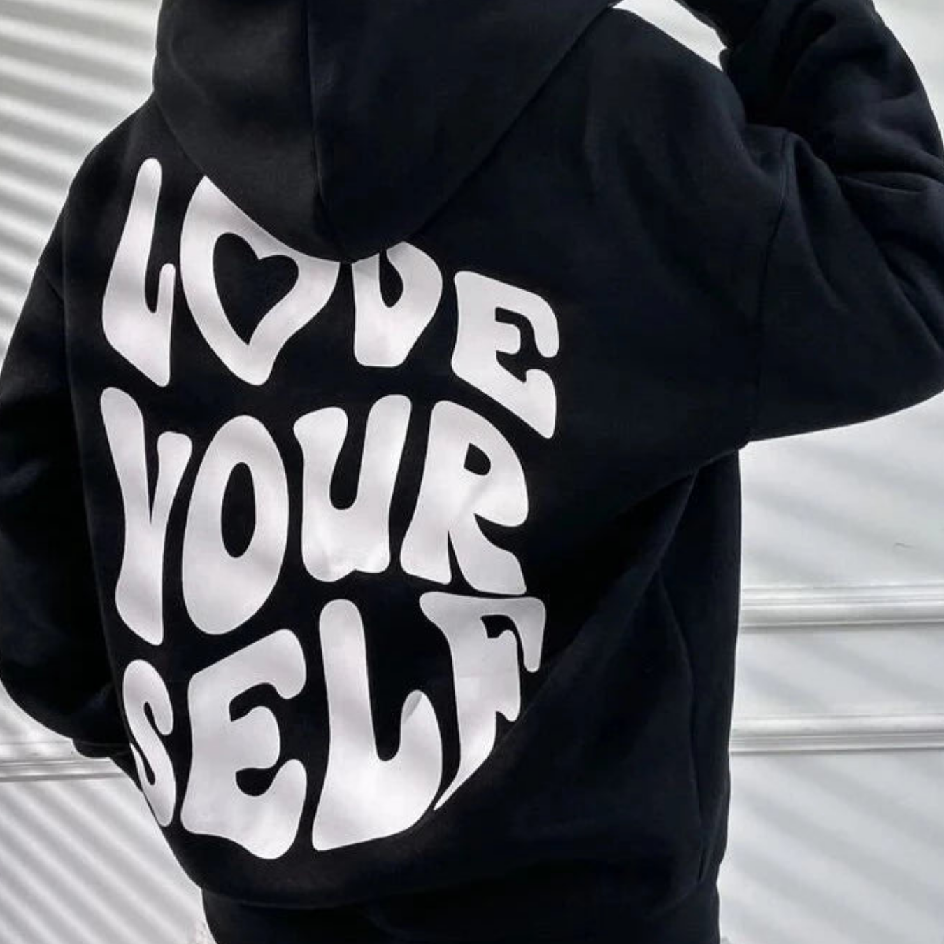 Sudadera Oversized con Mensaje Inspirador: 'Love yourself'
