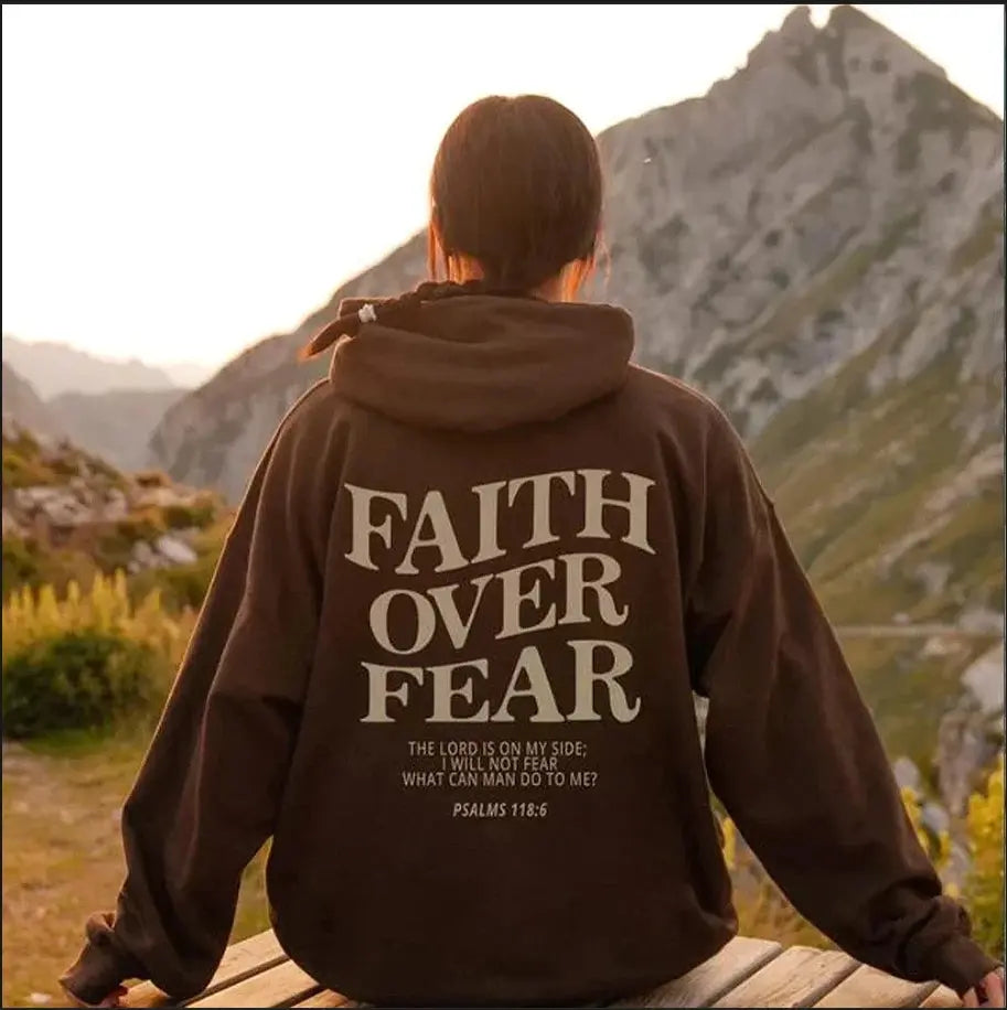Sudadera con Capucha y Diseño Inspirador: 'Faith Over Fear'